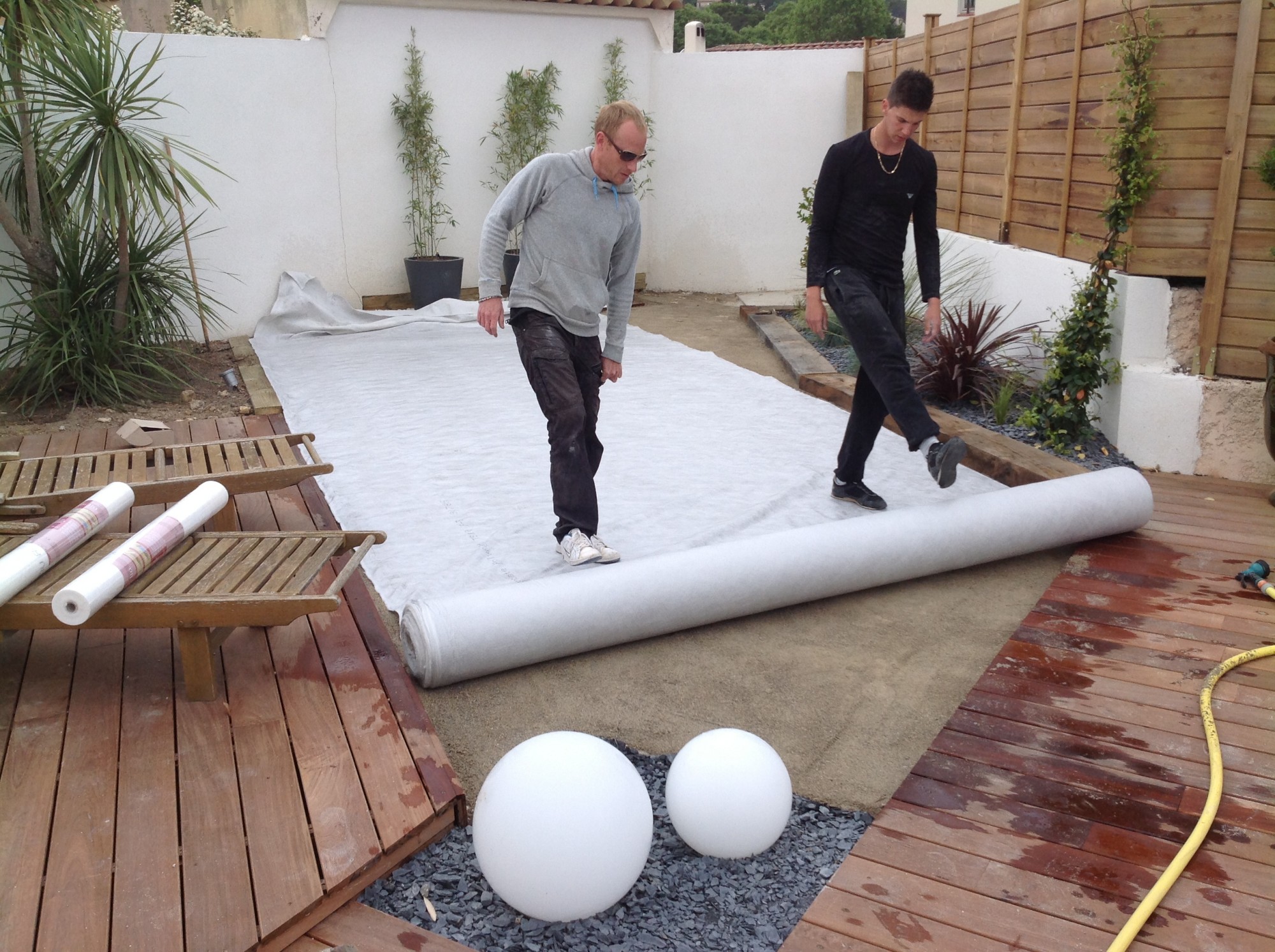 Mise en place d'un géotextile avant la pose d'un gazon synthétique à Aix en Provence